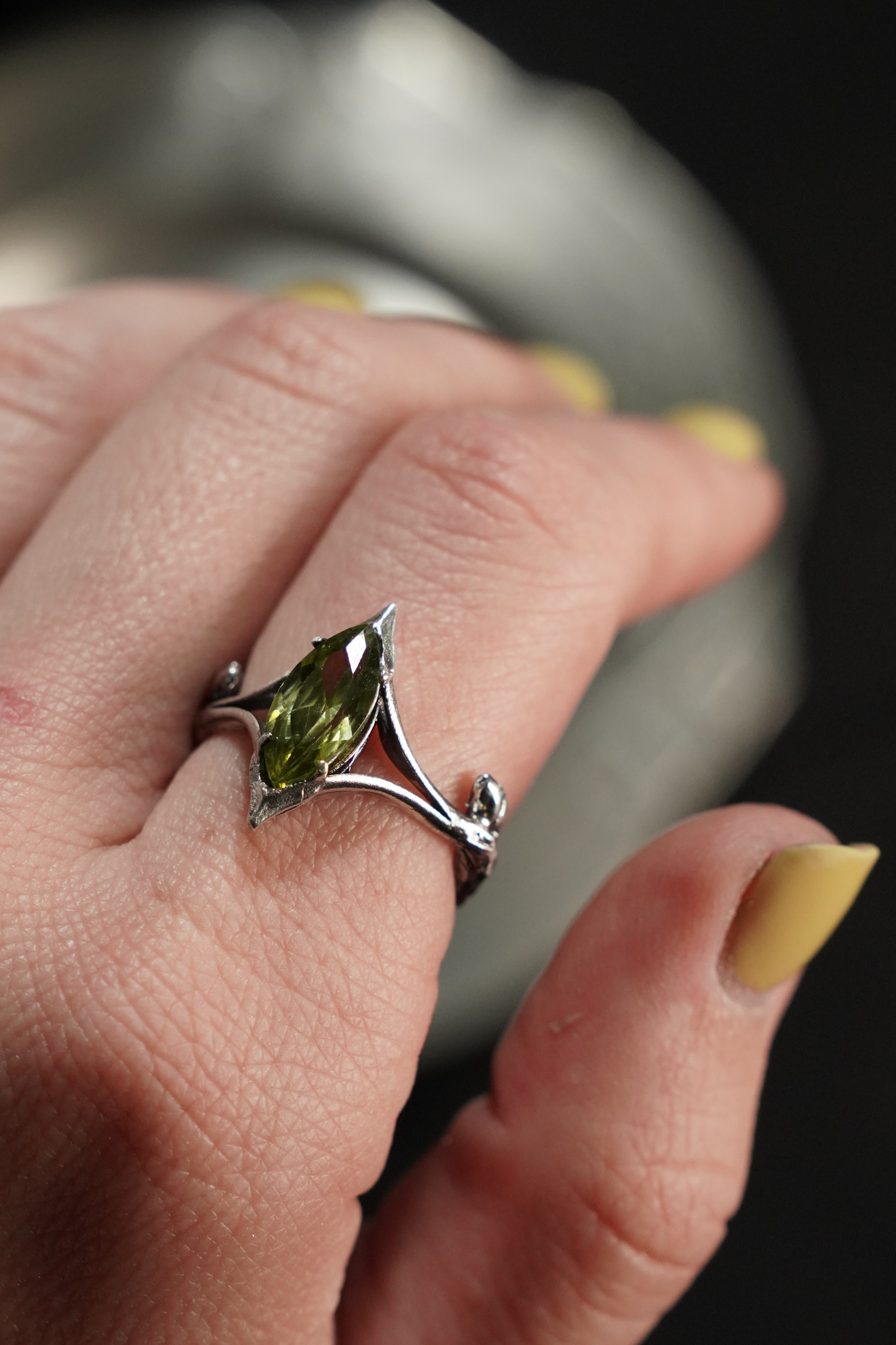 Каблучка готична з хризолітом Каблучка готична з хризолітом