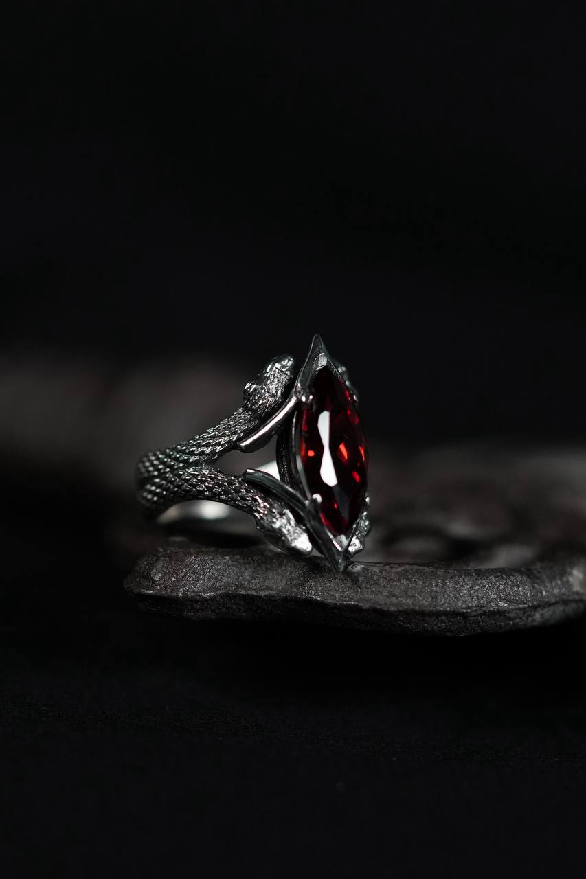 Срібна каблучка з гранатом «Marquise» та зміями Срібна каблучка з гранатом «Marquise» та зміями