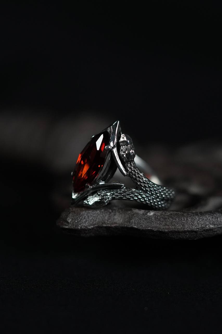 Срібна каблучка з гранатом «Marquise» та зміями Срібна каблучка з гранатом «Marquise» та зміями