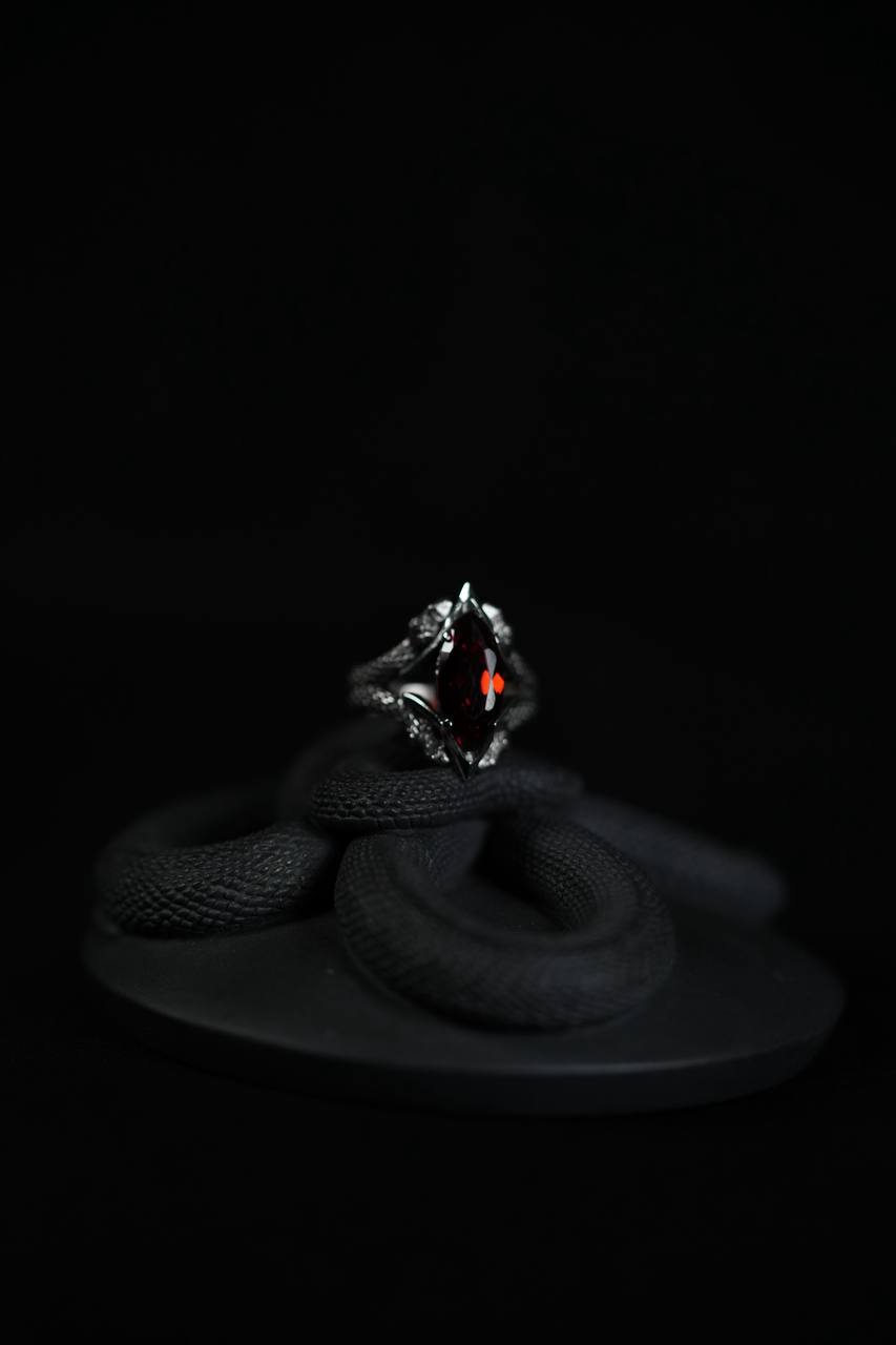 Срібна каблучка з гранатом «Marquise» та зміями Срібна каблучка з гранатом «Marquise» та зміями