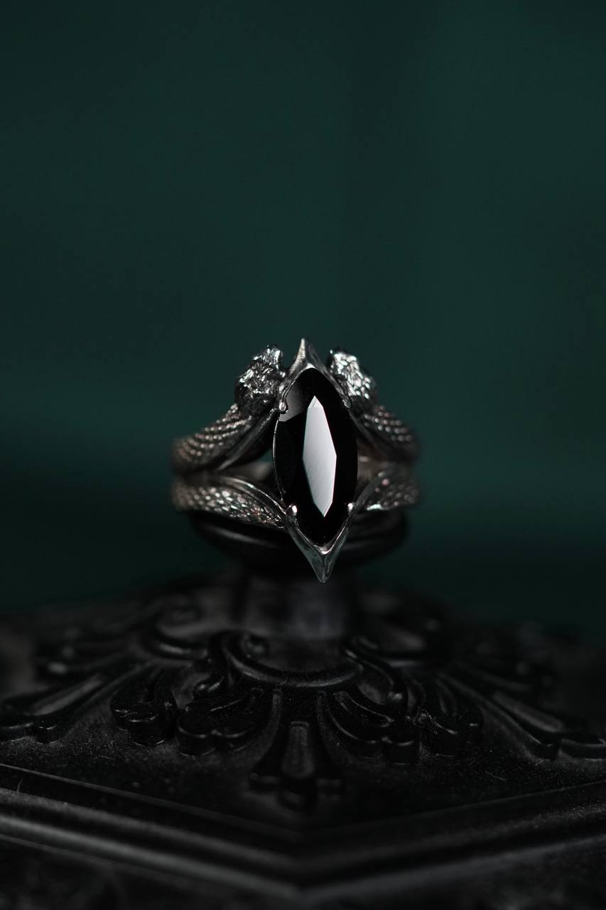 Срібна каблучка з моріоном «Marquise» та зміями Срібна каблучка з моріоном «Marquise» та зміями
